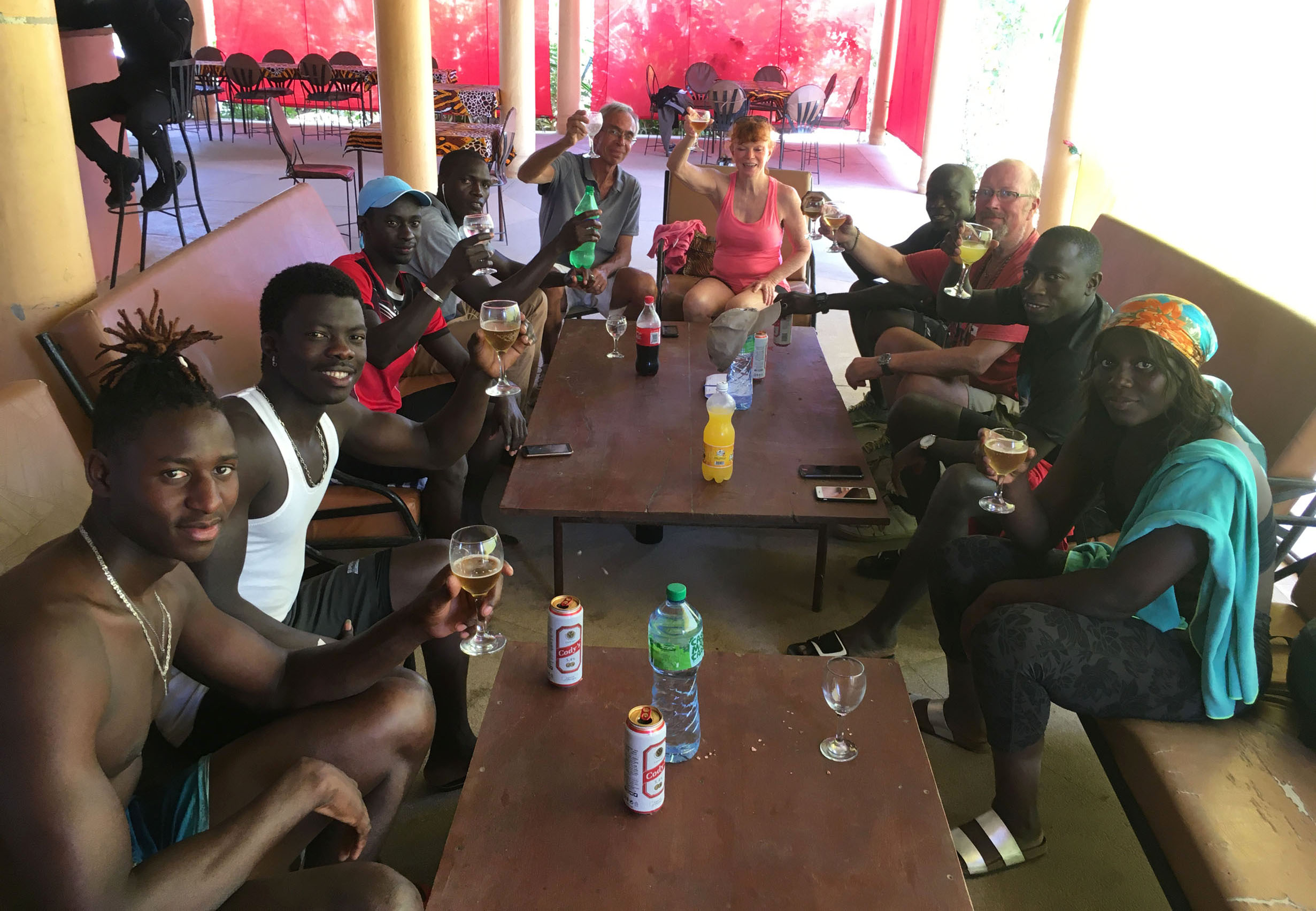 Repas de groupe pendant la Journée Olympique de Cap-Sénégal