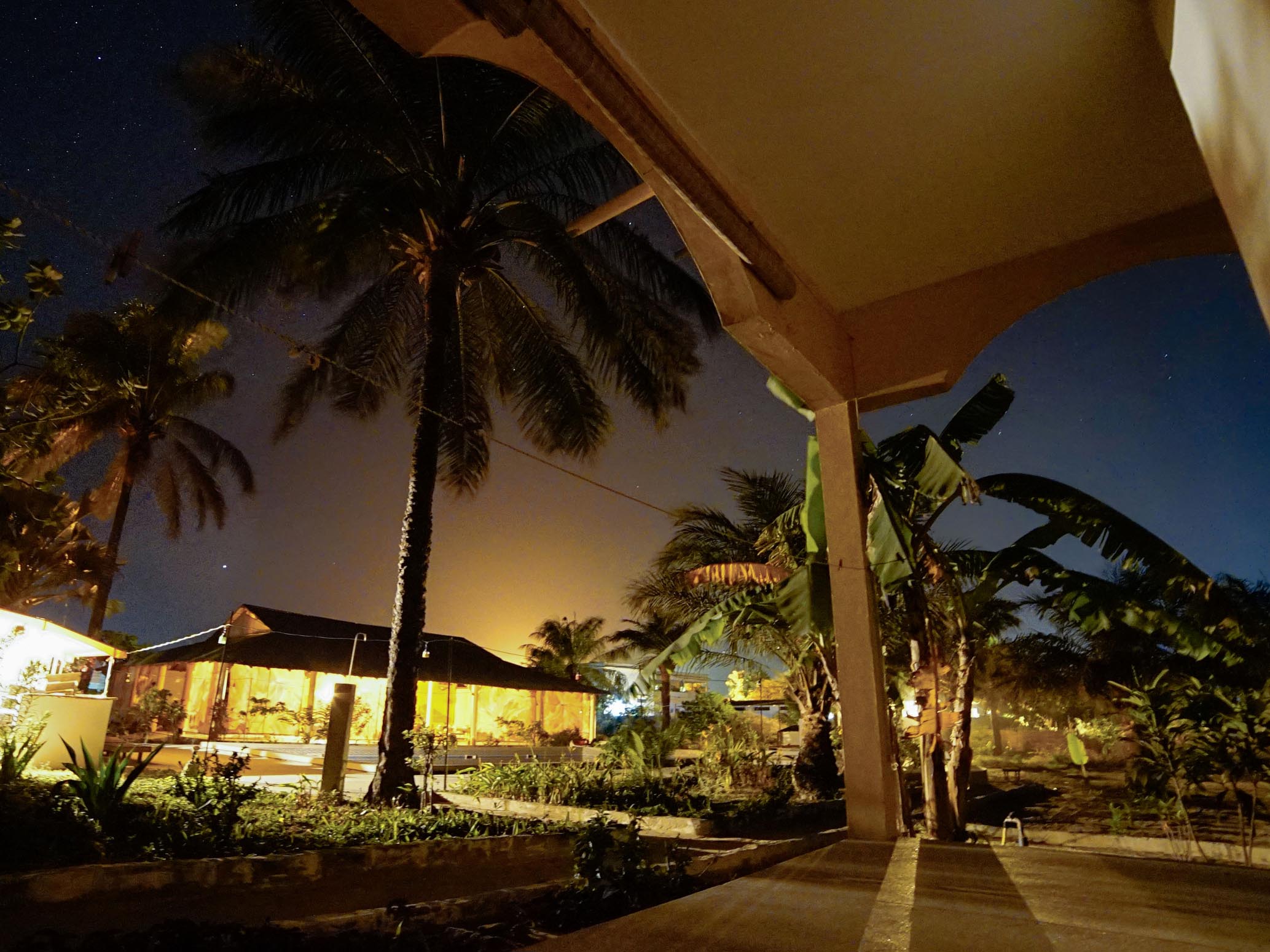 Terrasse devant les chambres la nuit