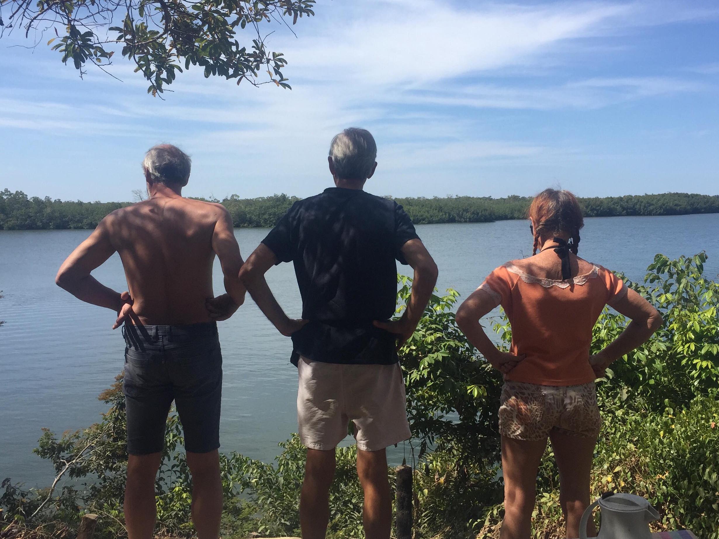 Xavier Ros, Patrick Sterno et Marie Meunier devant les bolongs