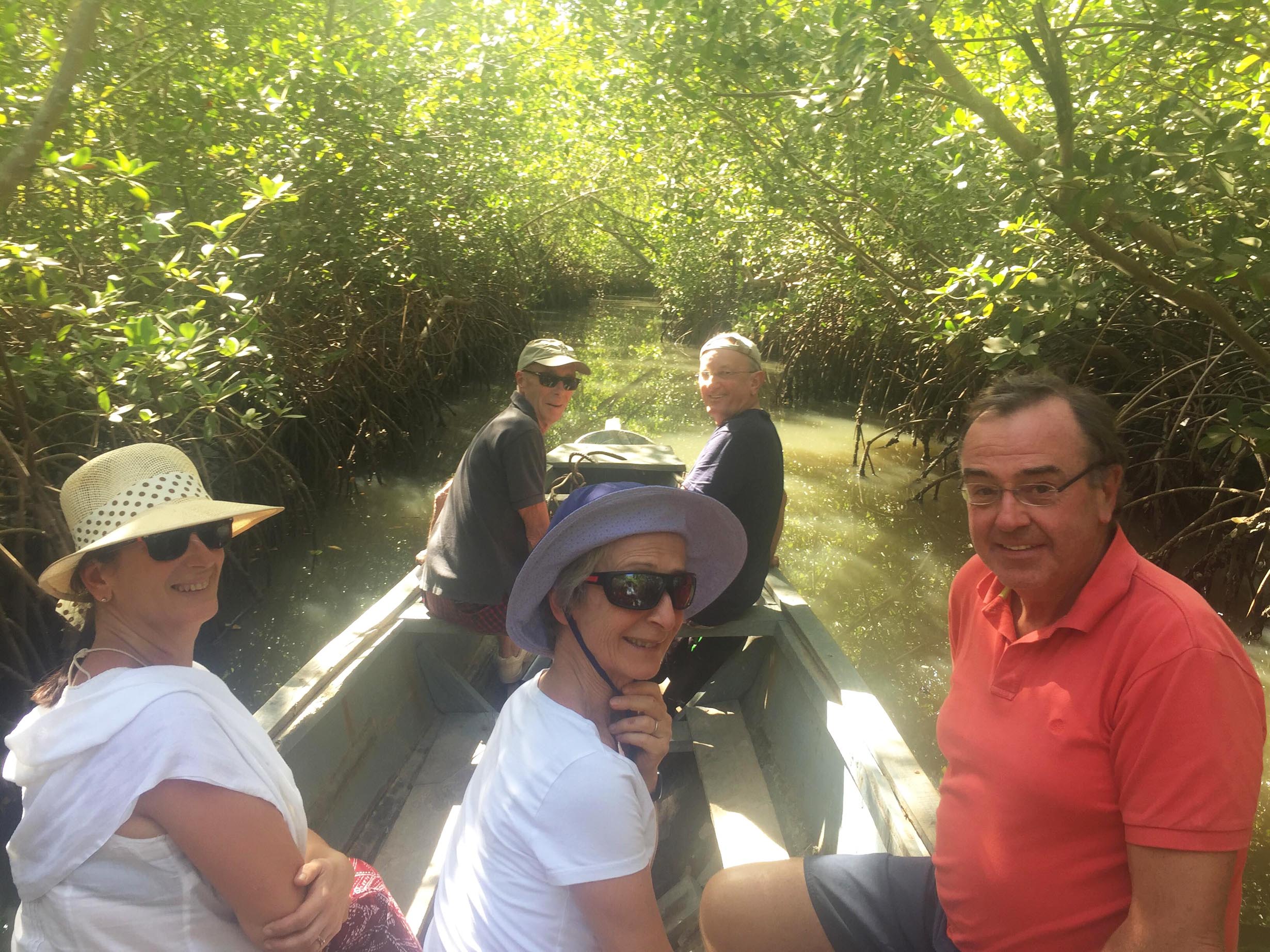 Pierre, Monique et Claire arrivent à l'île d'Eloubaline