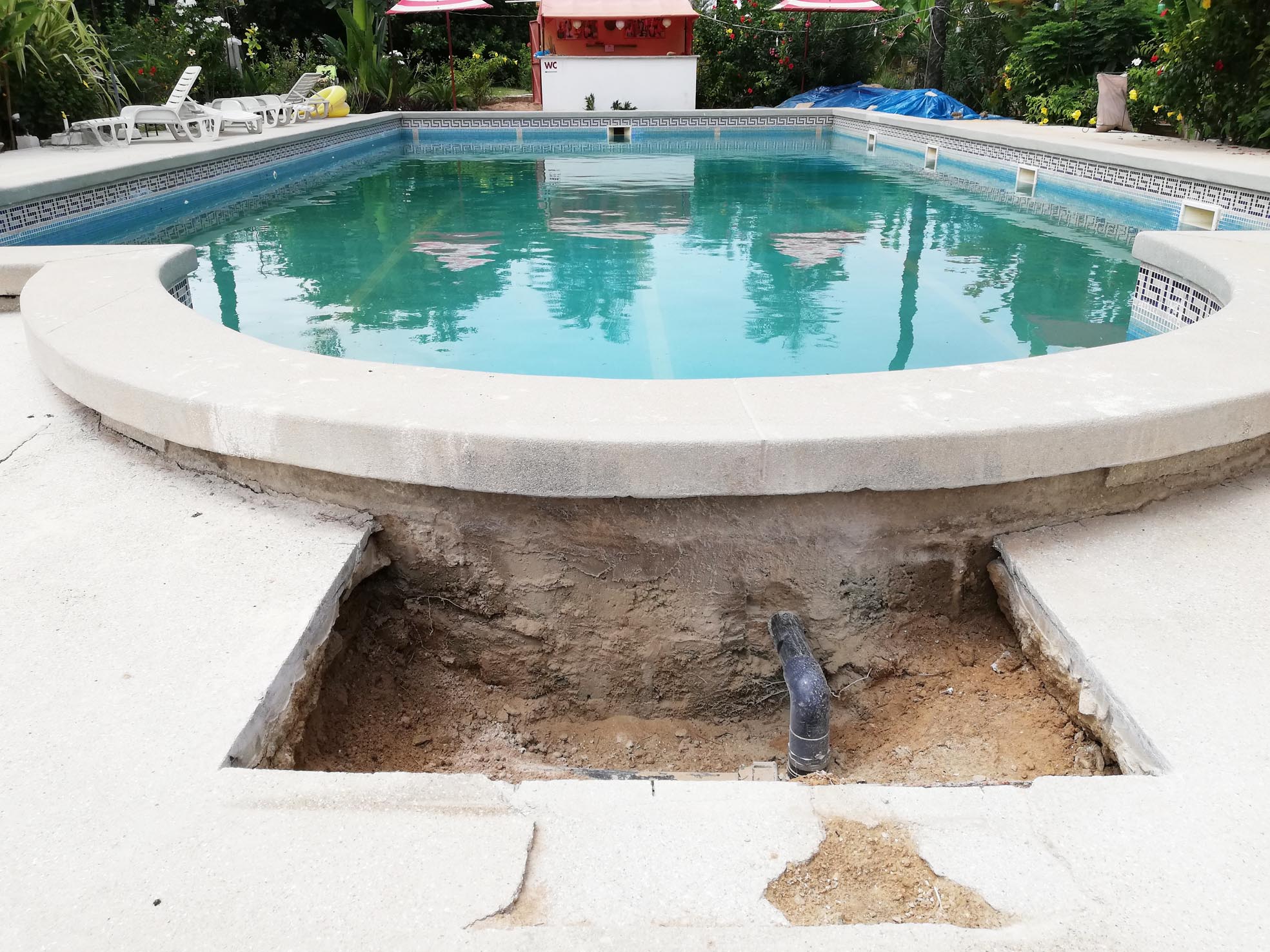Tranchées autour de la piscine