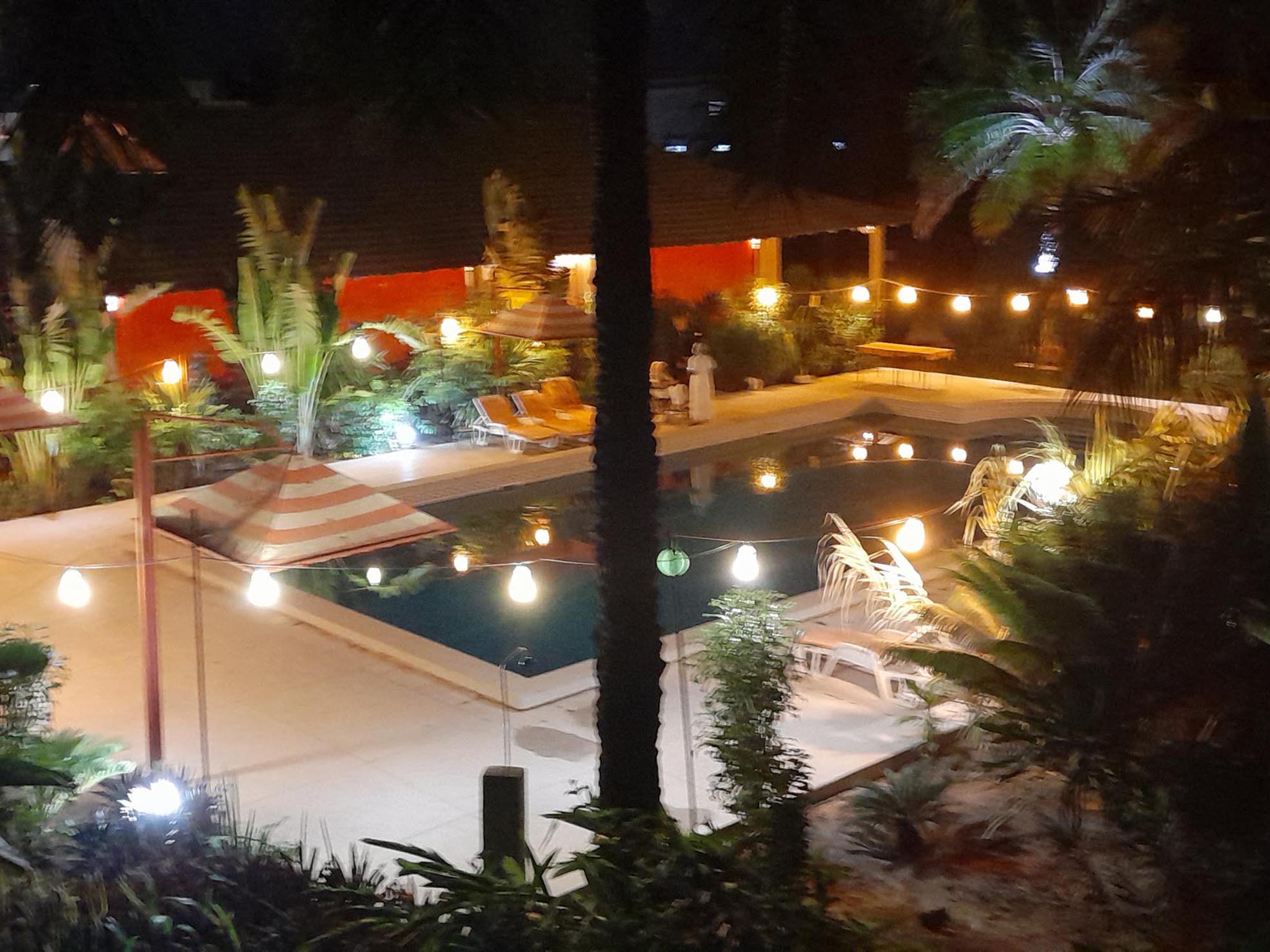 Piscine soirée vue d'en haut